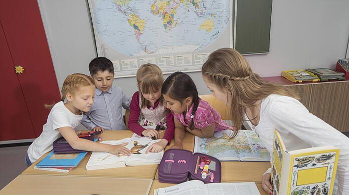 Auch schon in Klassenchats von Grundschülern werden rechte Inhalte geteilt.