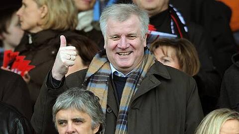Horst Seehofer, einst ein Löwen-Fan, hält bei diesem Derby zum FC Ingolstadt.