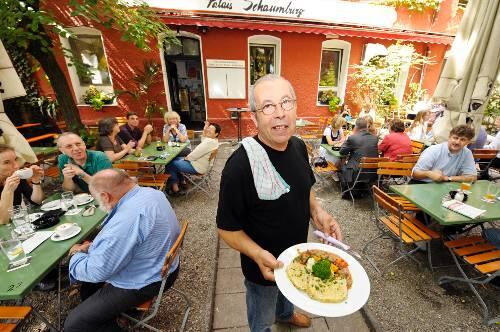 Wirt Walter Port mitten im &bdquo;Palais&ldquo;-Biergarten: Gerade mittags nutzen viele Gäste die tolle Küche, um hier Pause zu machen.