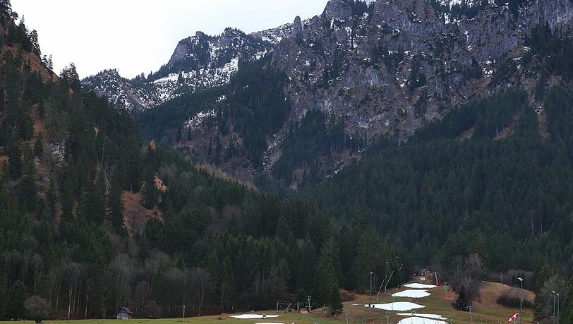 Eine 22-jährige Frau aus Baden-Württemberg ist bei einer Wanderung auf dem Tegelberg ums Leben gekommen. Eine 22-jährige Frau aus Baden-Württemberg ist bei einer Wanderung auf dem Tegelberg ums Leben gekommen.
