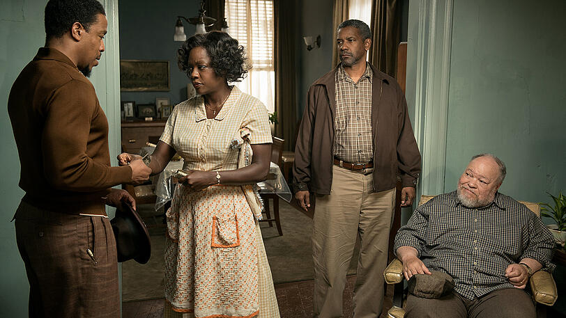 Besuch vom ältesten Sohn (li., Rusell Hornsby): Viola Davis als Mutter, Denzel Washington als Troy und der Freund und Arbeitskollege (Stephen McKinley Henderson).