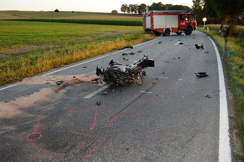 Trümmerhaufen nach Frontalcrash - die Bilder vom Unfallort zwischen Altfraunhofen und Geisenhausen.