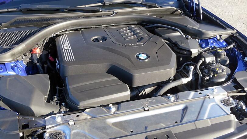 Der Zweiliter-Benziner im 330i bringt den 3er in 5,8 Sekunden auf 100 km/h und schafft 250 Spitze.