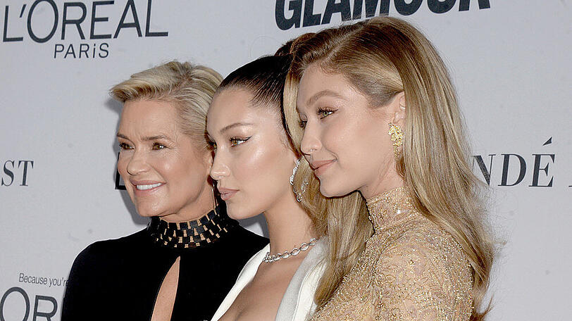 Yolanda Hadid (l.) mit ihren Töchtern Bella und Gigi (r.) bei einer Preisverleihung in Brooklyn