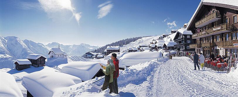Autofreie Almdörfer wie Bettmeralp bieten idyllischen Winterurlaub.