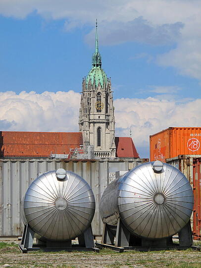 Bei strahlend blauem Himmel wird auf der Theresienwiese am Sonntag weiter fürs Oktoberfest aufgebaut.