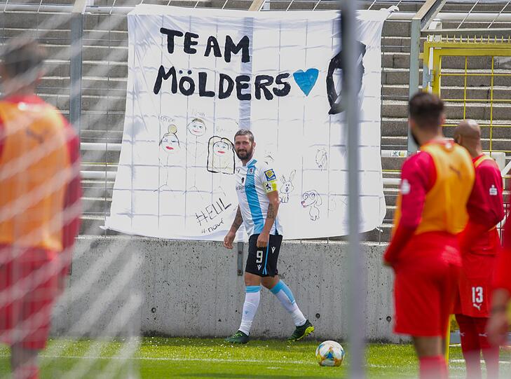 Sascha Mölders bejubelt seinen 2:1-Siegtreffer vor dem "Team-Mölders-Plakat" in der Westkurve.