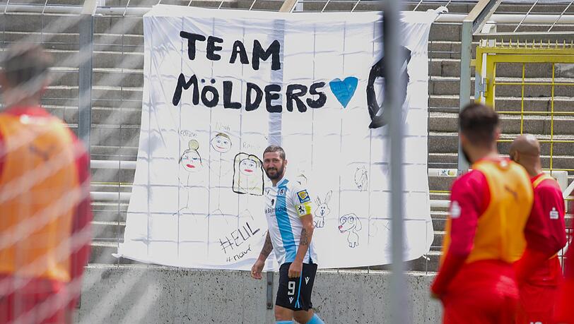 Sascha Mölders bejubelt seinen 2:1-Siegtreffer vor dem "Team-Mölders-Plakat" in der Westkurve. Sascha Mölders bejubelt seinen 2:1-Siegtreffer vor dem "Team-Mölders-Plakat" in der Westkurve.