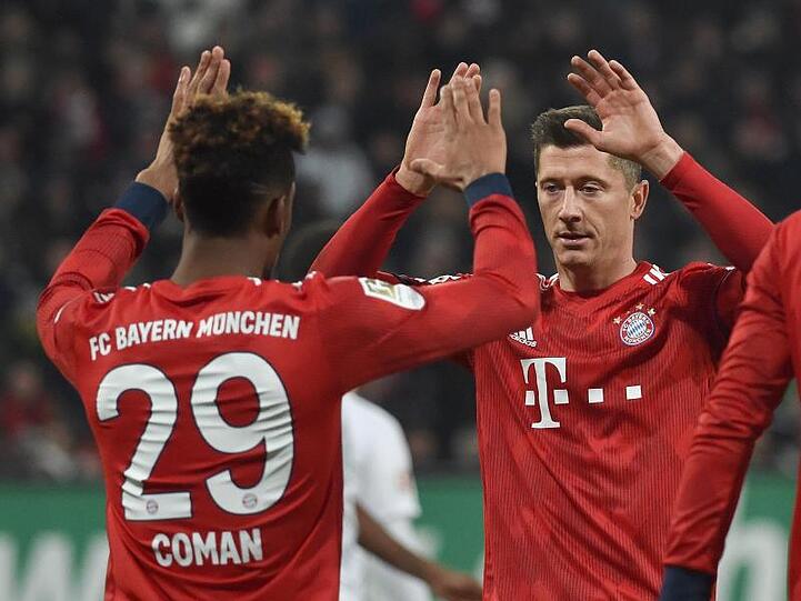 Münchens Lewandowski (r) jubelt mit dem Torschützen des 1:1, Kingsley Coman. Foto: Angelika Warmuth/Archiv