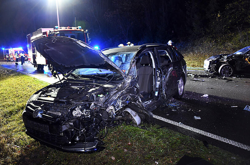 Durch Navigationsgerät abgelenkt: 30-Jähriger verursacht schweren Unfall auf B 299 nahe Vilsbiburg.