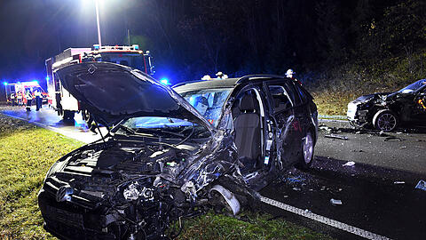 Durch Navigationsgerät abgelenkt: 30-Jähriger verursacht schweren Unfall auf B 299 nahe Vilsbiburg.