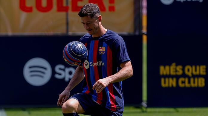 Robert Lewandowski jongliert den Ball während der offiziellen Präsentation beim FC Barcelona.