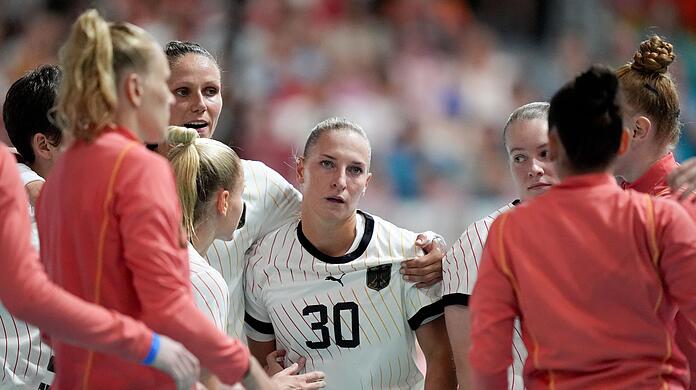 Die deutschen Handballerinnen halten gegen Dänemark lange gut mit.