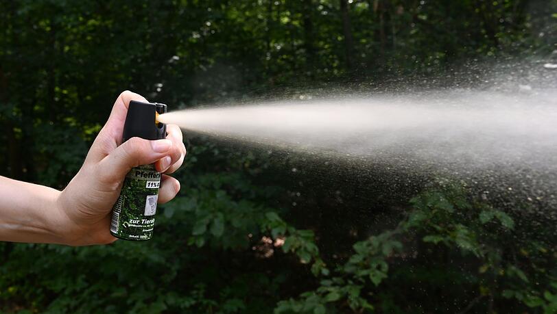 Pl&ouml;tzlich z&uuml;ckte der Mann das Pfefferspray und spr&uuml;hte los. (Symbolbild)