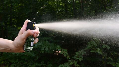 Pl&ouml;tzlich z&uuml;ckte der Mann das Pfefferspray und spr&uuml;hte los. (Symbolbild)