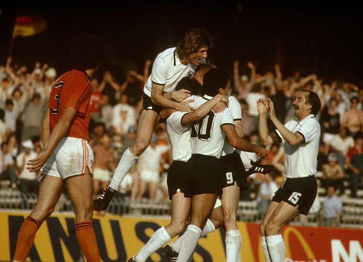 ... der "blonde Engel" Bernd Schuster für den DFB - dafür aber Klaus Allofs: Der Stürmer war gleich drei Mal erfolgreich und hatte sehr großen Anteil am 3:2-Erfolg Deutschlands in der Vorrunde.