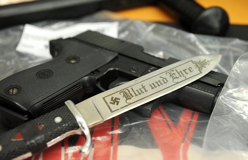 Eine Pistole und ein Messer mit eingraviertem Hakenkreuz wurden auch beschlagnahmt.