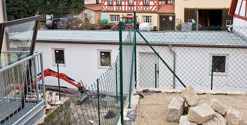 Blick am 13.12.2014 in Vorra (Bayern) auf eine weiß überstrichene Hauswand, an der zuvor Hakenkreuze und fremdenfeindliche Parolen zu sehen waren.