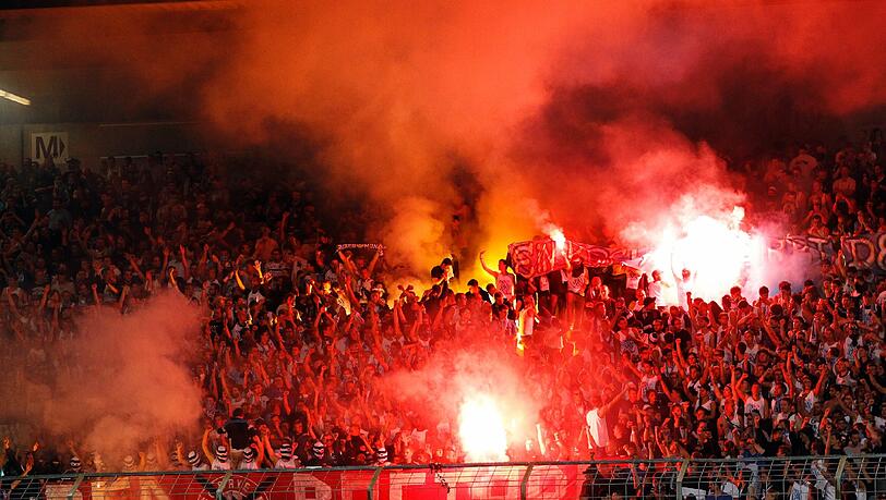 Pyrotechnik beim Amateur-Derby zwischen dem TSV 1860 und dem FC Bayern. Beim Hinspiel (Endstand: 1:3) im vergangenen August schlugen beide Fanlager über die Strenge Pyrotechnik beim Amateur-Derby zwischen dem TSV 1860 und dem FC Bayern. Beim Hinspiel (Endstand: 1:3) im vergangenen August schlugen beide Fanlager über die Strenge