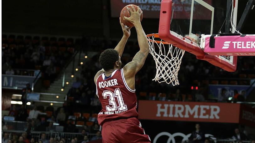 Er steuert 15 Punkte zum Pflichtsieg gegen den MBC bei: Devin Booker.