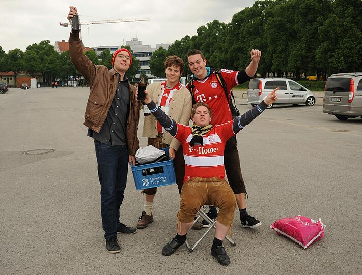 Die Bayern-Fans freuen sich auf ein packendes Spiel heute Abend...