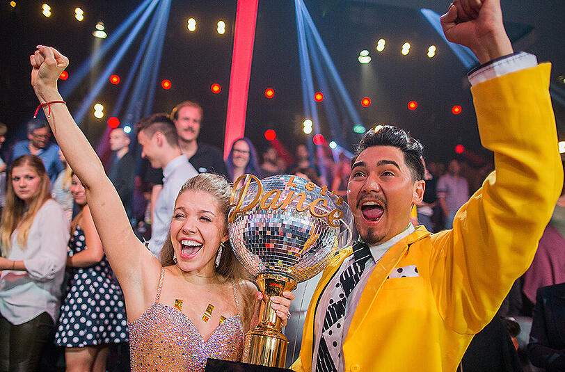 Riesen-Freude bei Victoria Swarovski und Profitänzer Erich Klann. Das Tanzpaar hat das Finale der RTL-Sendung "Let's Dance" für sich entschieden.