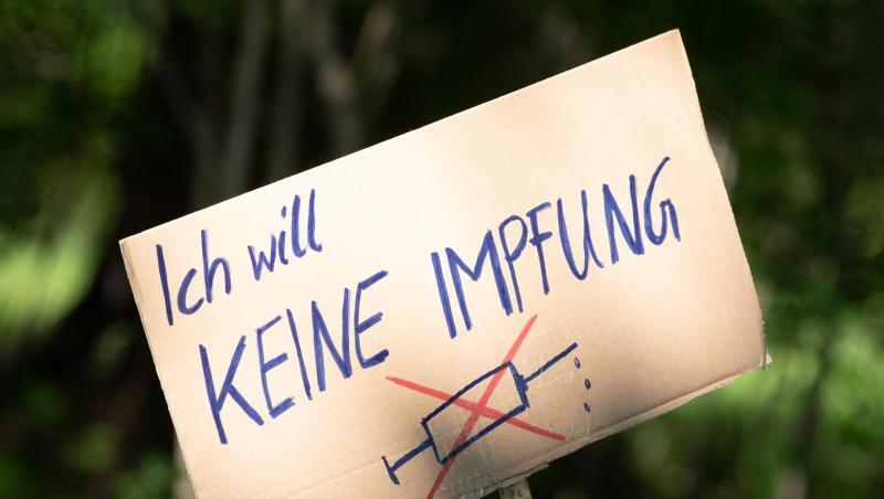 Ein Schild mit der Aufschrift "Ich will keine Impfung" am Rande einer Kundgebung in Dresden. Ein Schild mit der Aufschrift "Ich will keine Impfung" am Rande einer Kundgebung in Dresden.