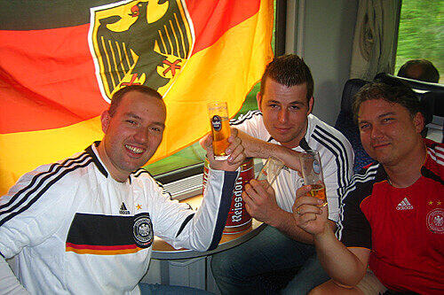 Feucht-fröhliche Fahrt: Das erste Kölschfass haben Alex, Andreas und Thomas schon auf der Fahrt von Köln nach München geleert. Das Zweite muss nun bis nach Klagenfurt reichen.