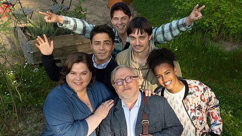 "Extraklasse - on Tour": Ralph (Axel Prahl, m.) und seine Schüler posieren für ein Gruppenfoto.
