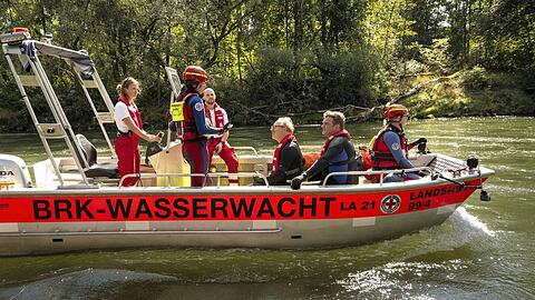 "Bezzel & Schwarz - Die Grenzgänger": Für die zweite Episode "Die Isar" haben Sebastian Bezzel und Simon Schwarz unter anderem die Wasserwacht in Landshut besucht.