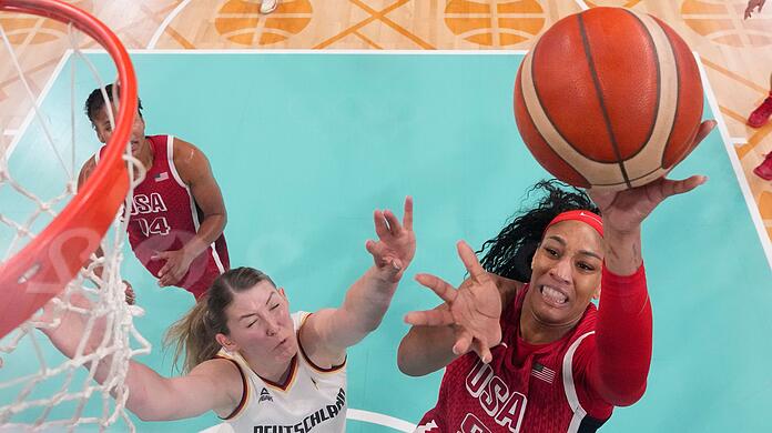 Luisa Geiselsoder (l.) und die deutschen Basketballerinnen verlangten Topfavorit USA alles ab.