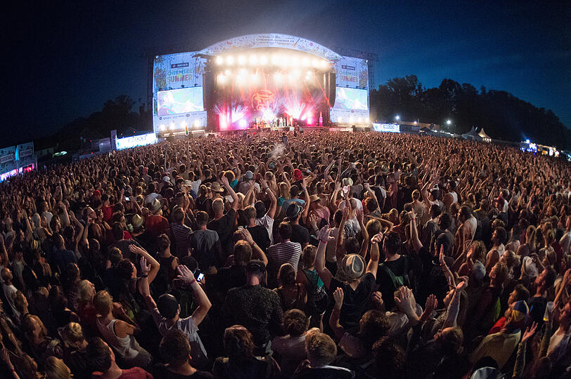 Tausende Festivalbesucher sehen im Jahr 2016 in Übersee den Auftritt der Blasmusik-Band La Brass Banda. Tausende Festivalbesucher sehen im Jahr 2016 in Übersee den Auftritt der Blasmusik-Band La Brass Banda.