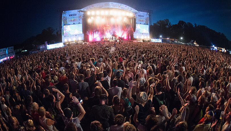 Tausende Festivalbesucher sehen im Jahr 2016 in Übersee den Auftritt der Blasmusik-Band La Brass Banda. Tausende Festivalbesucher sehen im Jahr 2016 in Übersee den Auftritt der Blasmusik-Band La Brass Banda.