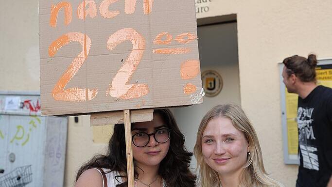 Marie und Lea wollen Flaschenbier auch weiterhin nach 22 Uhr am Kiosk kaufen d&uuml;rfen, wie sie hier bei der Demo am 12. August in der Schellingstra&szlig;e erkennen lassen.