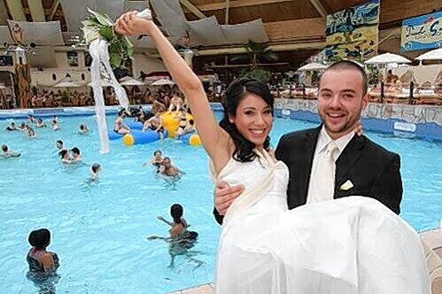 Wo andere im Wasser planschen, feierten Hande und Alexander ihre Traumhochzeit &ndash; im Palm Beach.