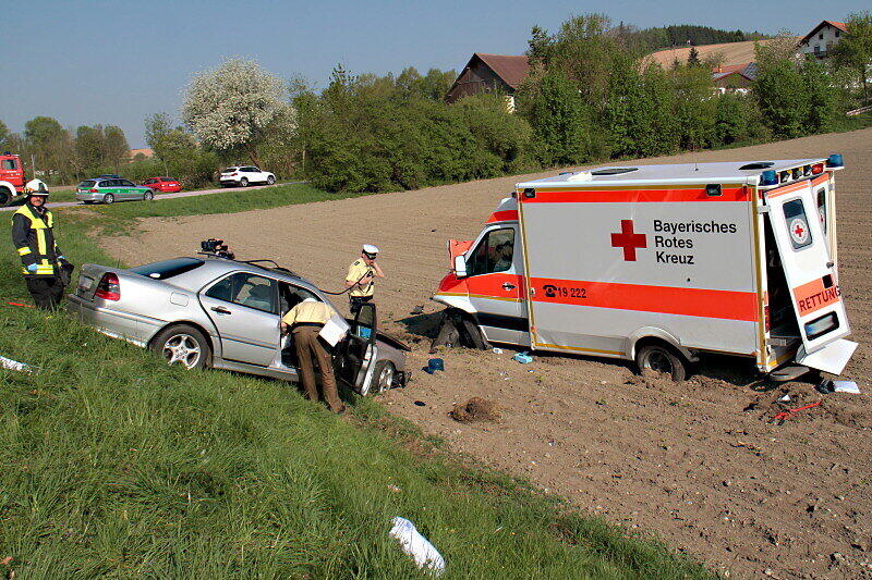 Frontalzusammenstoß: Ein 81-Jähriger starb noch an der Unfallstelle.