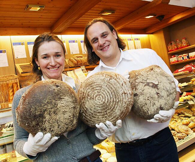 Öffnen ihre Backstube: Bäckermeister Markus Schmidt (37) und seine Frau Sonja (35). Das Paar beschäftigt 90 Angestellte.