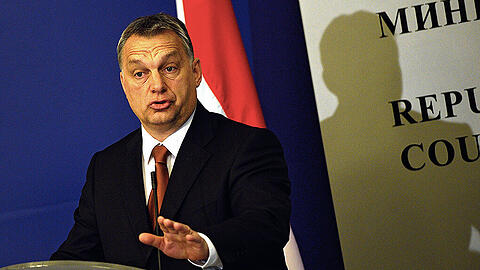 Ungarns Regierungschef Viktor Orban möchte sein Volk über die Verteilung von Flüchtlingen abstimmen lassen. 1300 Menschen müsste das Land nach EU-Quoten aufnehmen.