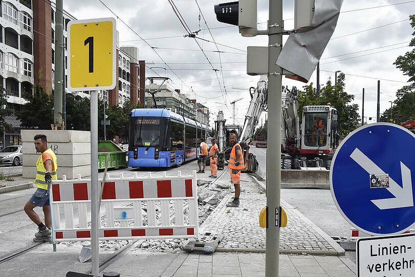 Seit Freitag ist die Einsteinstraße zwischen Mittlerem Ring und Vogelweideplatz gesperrt: Sofort brach das Verkehrschaos aus.