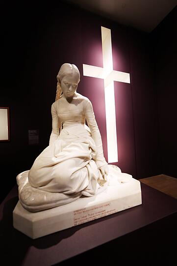 Die Skulptur "Margarete in der Kirche" zeigt den Moment vor Gretchens Zusammenbruch.