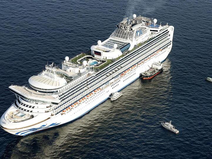 Das Kreuzfahrtschiff "Diamond Princess" liegt vor der Küste von Yokohama vor Anker.