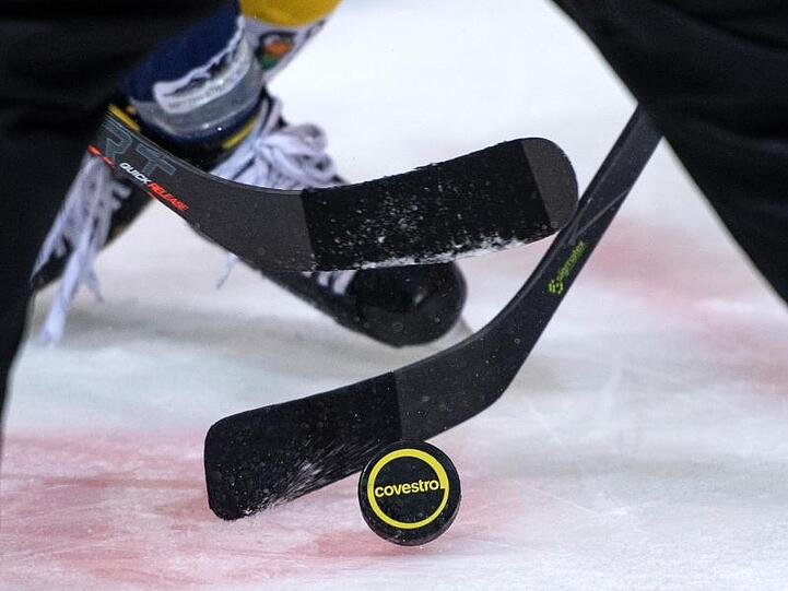 Spieler kämpfen um den Puck. Foto: Bernd Thissen/dpa/Archivbild