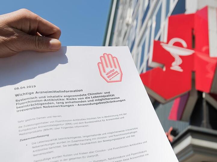 Ärzte sollen die weit verbreitete Antibiotikagruppe der Fluorchinolone wegen schwerer Nebenwirkungen nur noch stark eingeschränkt verschreiben.