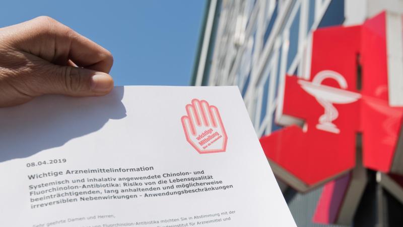 Ärzte sollen die weit verbreitete Antibiotikagruppe der Fluorchinolone wegen schwerer Nebenwirkungen nur noch stark eingeschränkt verschreiben. Ärzte sollen die weit verbreitete Antibiotikagruppe der Fluorchinolone wegen schwerer Nebenwirkungen nur noch stark eingeschränkt verschreiben.