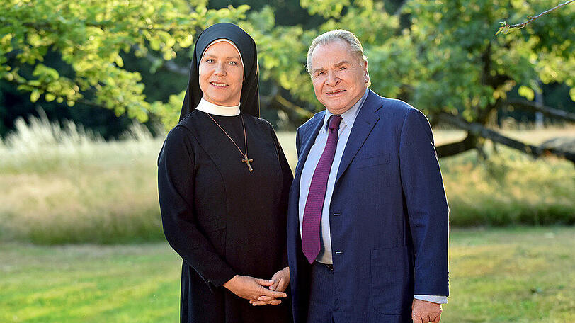 Schwester Hanna (Janina Hartwig) und Bürgermeister Wöller (Fritz Wepper)