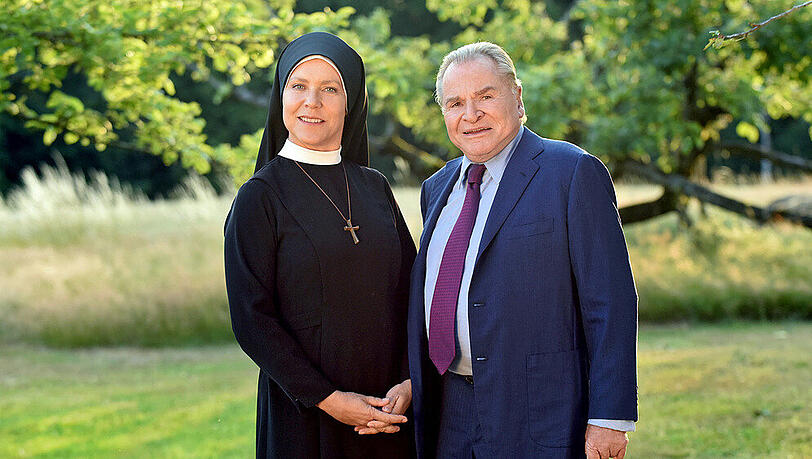 Schwester Hanna (Janina Hartwig) und Bürgermeister Wöller (Fritz Wepper) Schwester Hanna (Janina Hartwig) und Bürgermeister Wöller (Fritz Wepper)