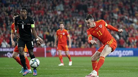 Doppeltorschütze Gareth Bale (r) trifft zum 2:0 für Wales gegen Österreich.