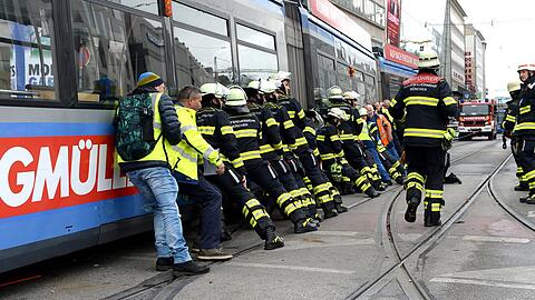 Mit vereinten Kräften: MVG-Mitarbeiter unterstützen die Münchner Feuerwehr.