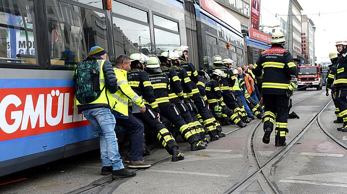 Mit vereinten Kräften: MVG-Mitarbeiter unterstützen die Münchner Feuerwehr.