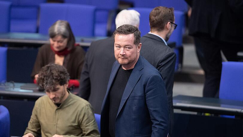 Uli Grötsch kommt zur Plenarsitzung im Deutschen Bundestag.